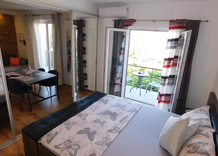 Jacky / Sea View ماكارسكا